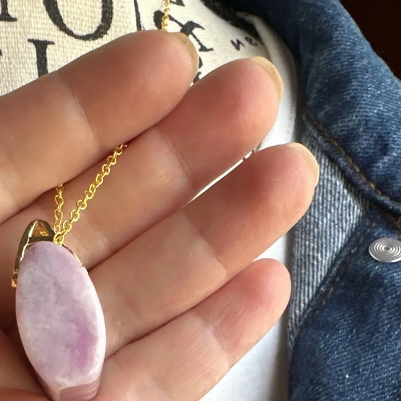 Lepidolite carved handbag in gold Vermeil delicate pendant necklace - Picture 4 of 4